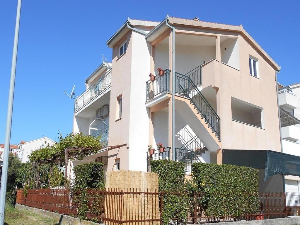Apartments With A Parking Space Kastel Stafilic, Kastela - 16811 Exterior photo