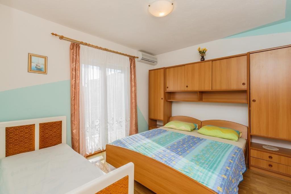 Apartments With A Parking Space Kastel Stafilic, Kastela - 16811 Exterior photo