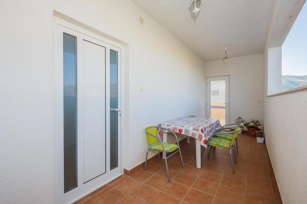 Apartments With A Parking Space Kastel Stafilic, Kastela - 16811 Exterior photo